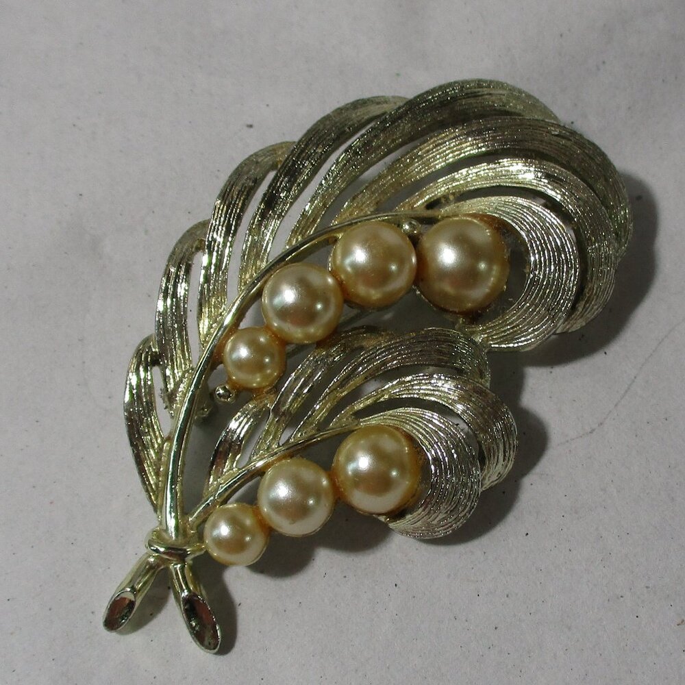 Gorgeous Vintage Signed Lisner Palm Leaf & Pearl Pin